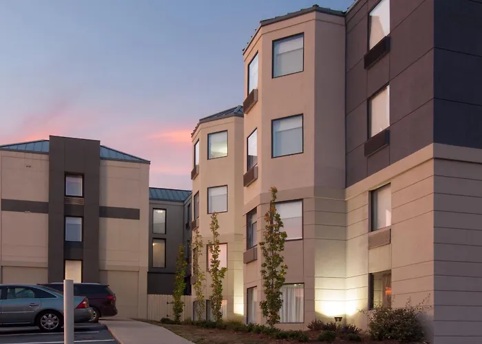 Holiday Inn Express & Suites Nashville-I-40 & I-24